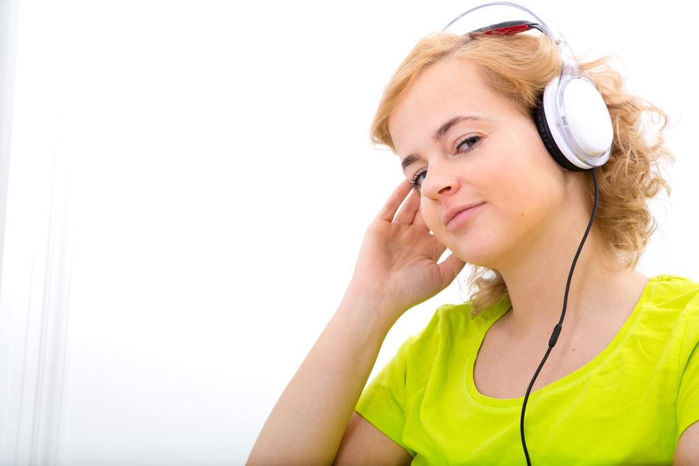 Наушники apple beats solo3 wireless. Наушники с ушами. Наушники в ушах девушки. Операторские наушники. Наушники bose quietcomfort 45.